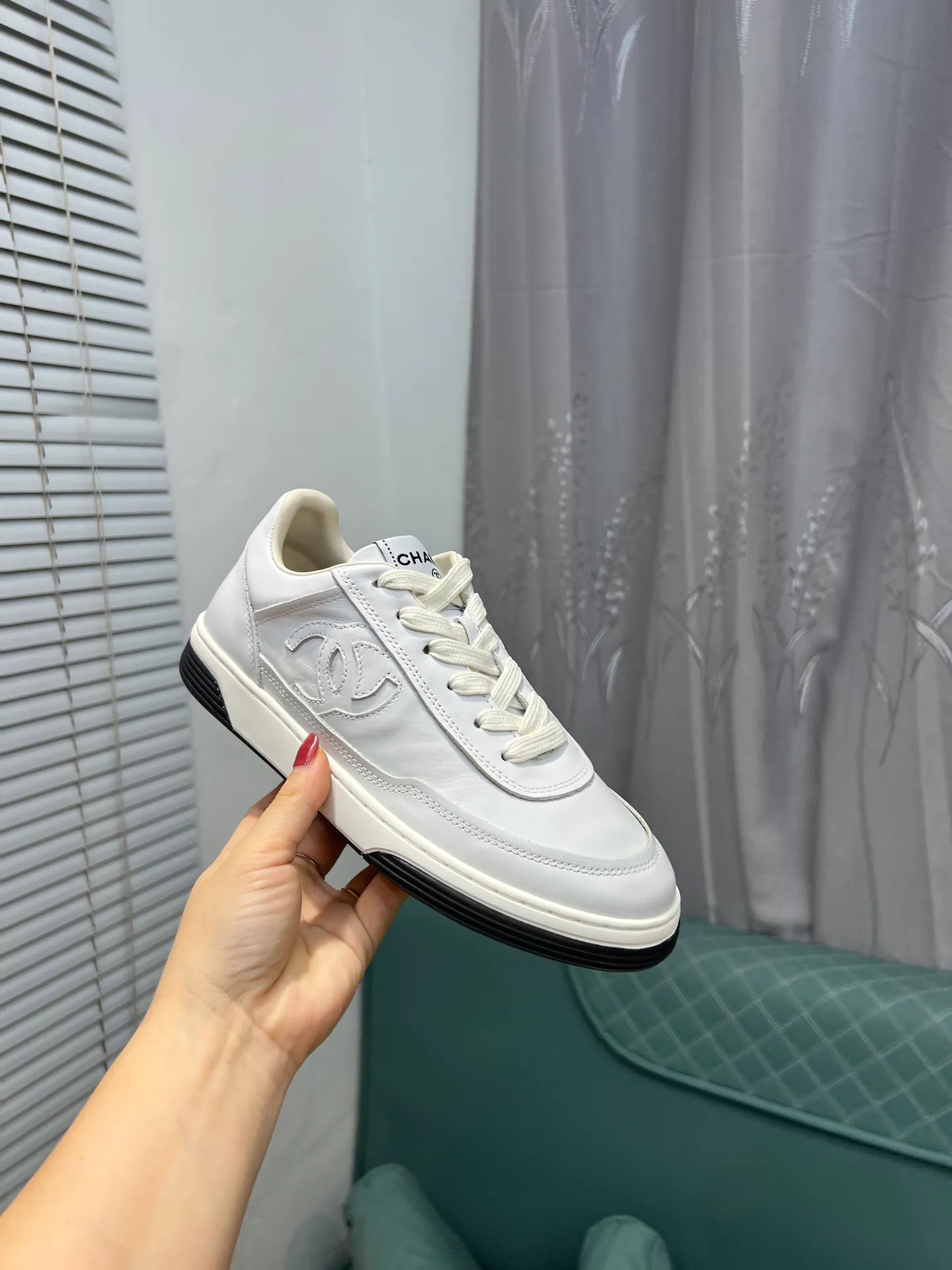 Men's men's shoes 💰660 Exclusive real shot (top version) CHANEL Chanel 2025ss color matching thick-soled casual sports shoes and sneakers. The counter is synchronized. The counter is very popular. A shoe that is very difficult to buy. The most popular thick-soled panda shoes on the Internet. It can be imagined that Xiaoxiang control can't miss it. It has both good looks and comfort. Simple and versatile white shoes. The thick sole increases the height and is super versatile. Close your eyes and wear it. Whoever wears it will look better. Upper: calfskin Lining: imported sheepskin lining Outsole: TPU original outsole Size: 35-44 (customized for women 41 and 40, and 45 for men)